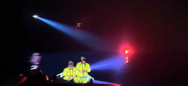 Flares lead RNLI to drifting fishing boat